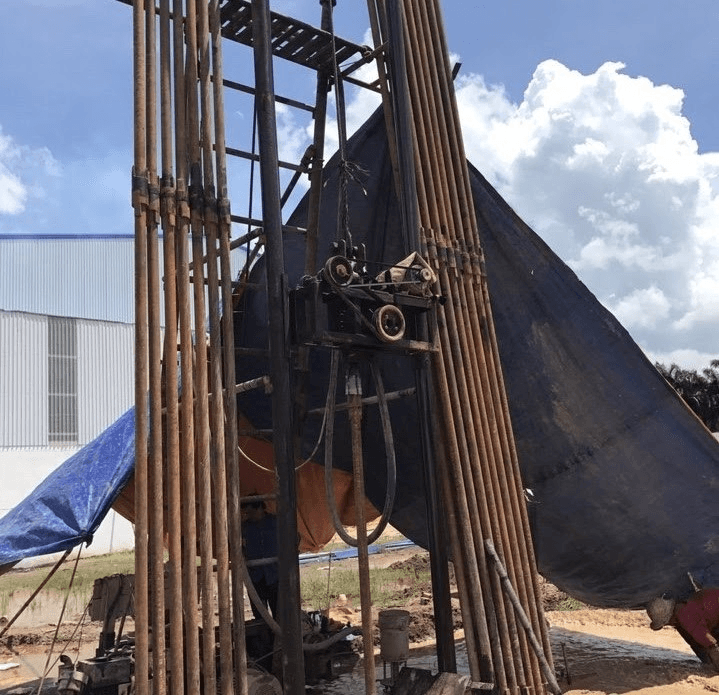 Thợ sửa máy bơm đang kiểm tra thiết bị