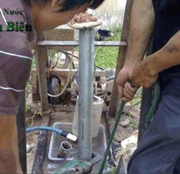 Thợ đang sửa chữa máy bơm nước